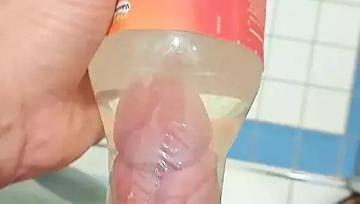 Une bouteille Xtreme baise avec du sperme dans l'eau