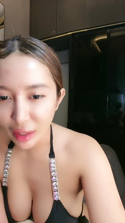 야외에서 알몸이 되고 싶어하는 남자