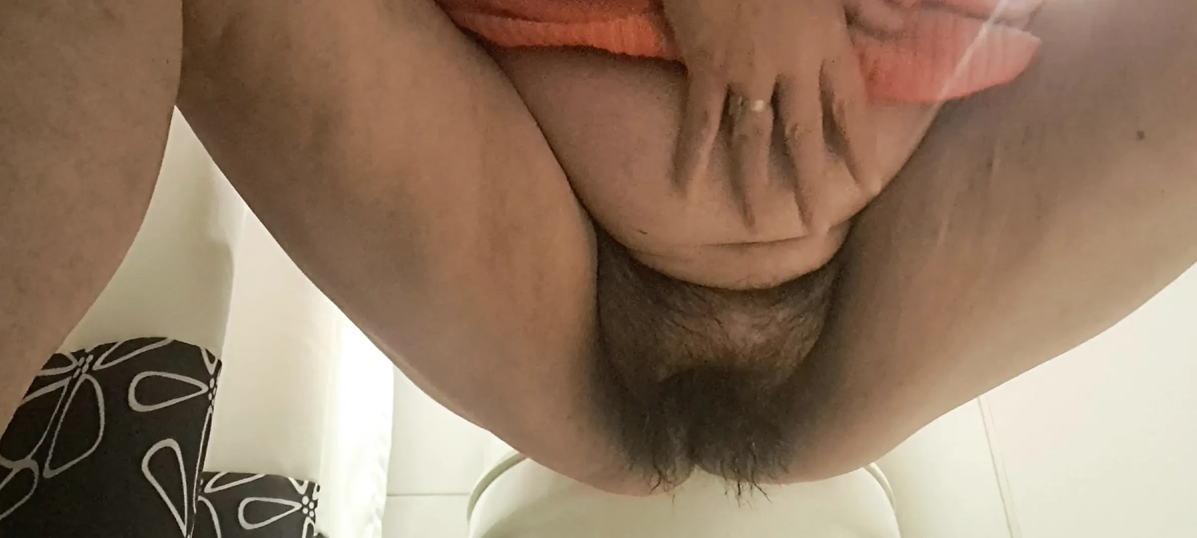 Memek mil adalah pelacur seksi, bahkan saat kencing, apa yang harus masturbasi?