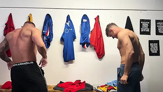 Heteroseksüel genç kız hem Jak hem de April'i sikiyor