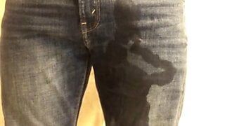 Femboy essaye de pisser dans un jean