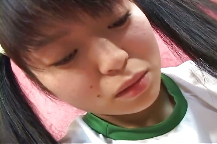 Adolescente Japonesa Brincando com Dildo Gigante