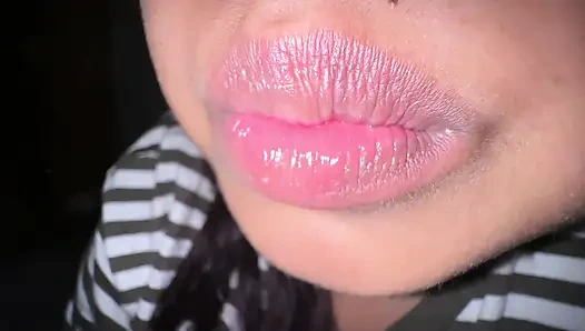 Ich steckte eine Banane in meinen sinnlichen mund, während ich morgens geil war - das ist mein alltag, morgenroutine