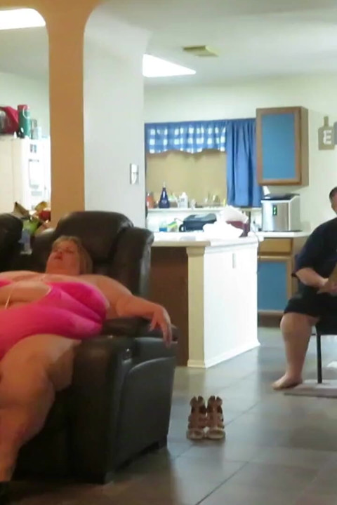 Ssbbw Lucki Lexxi's Sub on put her shoes