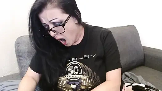 Зевает со слезами