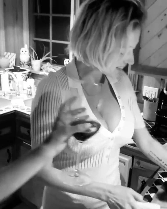 Caroline Vreeland - Cleavage while cooking 20-7-20