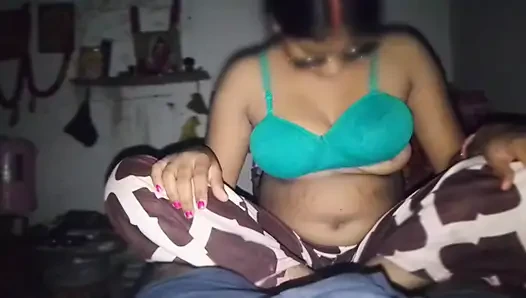 Üvey kız kardeş ke yarak emiyor ke apni göğüsler pe pani niki Hintçe ses