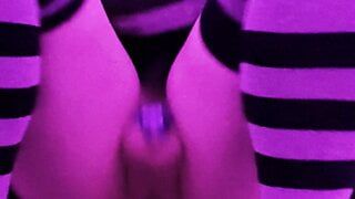 Locked Femboy reitet riesigen Dildo