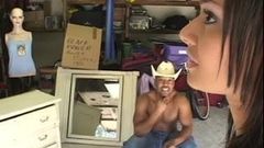 Indische Schönheit von einem schwarzen Mann in einer Garage gefickt