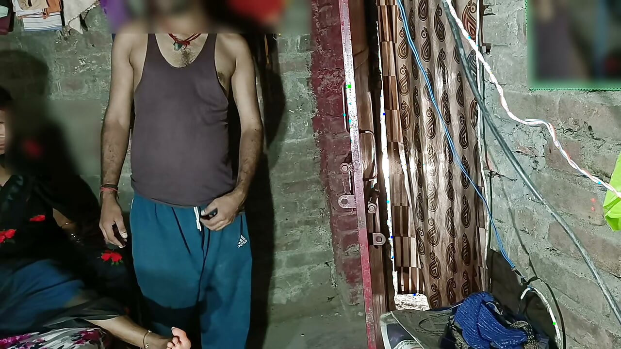 Hemligt sex mitt på ljusa dagen, svågern gick in i svägerskans rum och övertalade svägerskan, sedan sög han hennes bröstvårtor, valde svägerskan, svägerskan landade muskeln och stod upp mot doktorn.