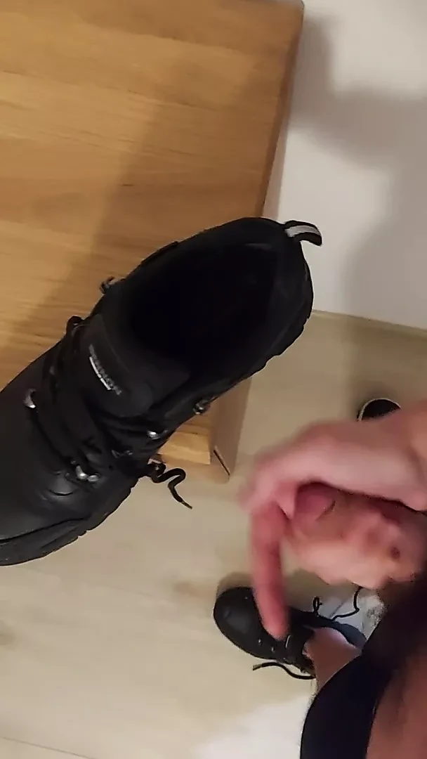 穿着新工作鞋射精
