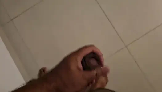 用号角标志羞辱绿帽奴