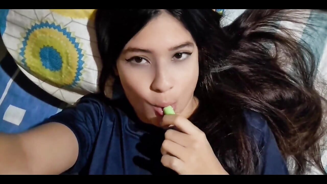 Girl Gets Hot and Shows off Her Big Ass