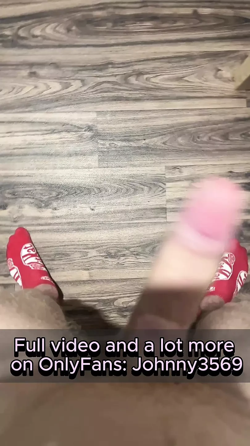 Twink de polla grande en solo: joven estudiante flaca se masturba y descarga una corrida masiva