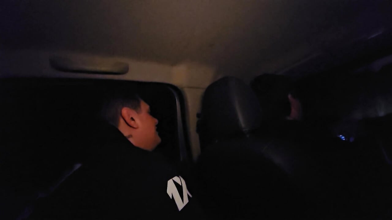 Una doble mamada en el auto de mi amiga, chicas sucias y morbosas