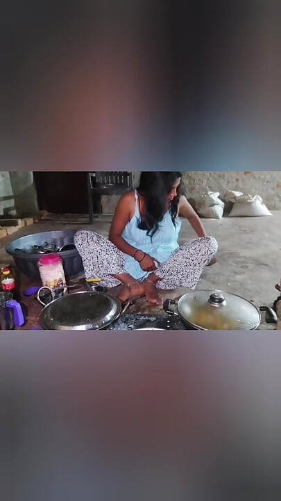 India hermanastra del pueblo llegó a casa del mercado y la viste ayudando a su cuñado a masturbarse IndianAlexaQueen