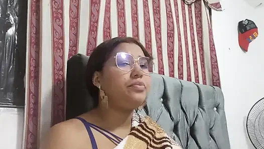 Cewek semok latina dengan kacamata lagi asik nyepong kontol besarku