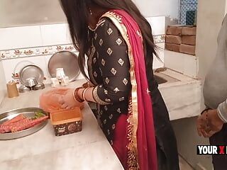 Punjabi madrasta é fodida na cozinha quando ela faz o jantar para o enteado
