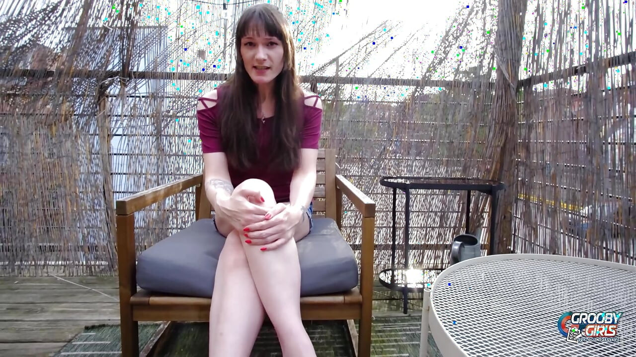GROOBYGIRLS: tmavovlasá trans modelka předvádí zadek v obývacím pokoji