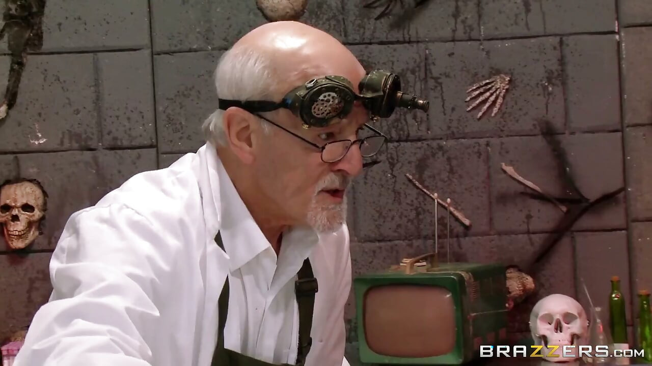 Doctors Adventures - 丰满的Audrey Bitoni和Mick唤醒终极性爱怪物, 享受饥渴的口交