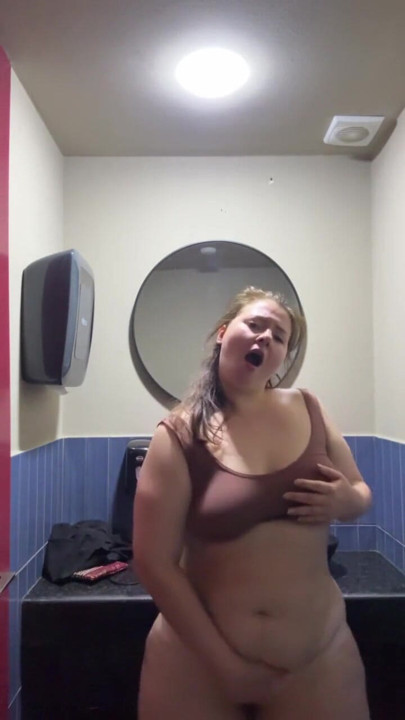 pawg public bathroom masturbation | Clip 3
