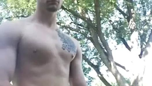 GUAPO CALIENTE EN EL PARQUE