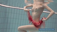 Katya Okuneva en vestido rojo de la piscina