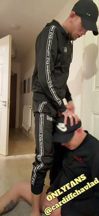 Dominant chav eier sub gutts rumpe