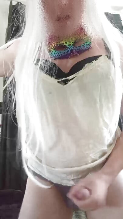 Junger transvestit, dessous und spielzeug