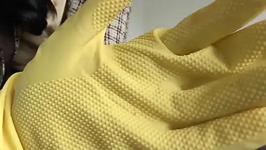 Saat hari paskah, spermanya akan keluar! Bahkan dengan sarung tangan peras susu jika diperlukan! Lady Victoria Valente