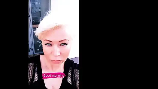 Зрелая сучка-жена Aimee и гигантский дилдо (супружеская стихи, горячее и смешно зрелое тестирование игрушки)