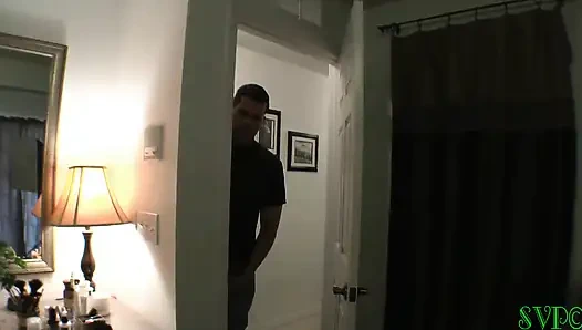 Steve üvey annesini ve kayınvalidesini yakalıyor