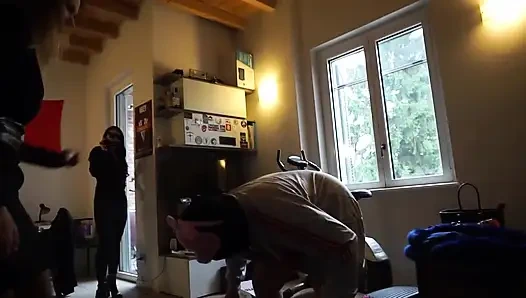 Телочки с женским доминированием обожают пинать свою рабыню по яйцам