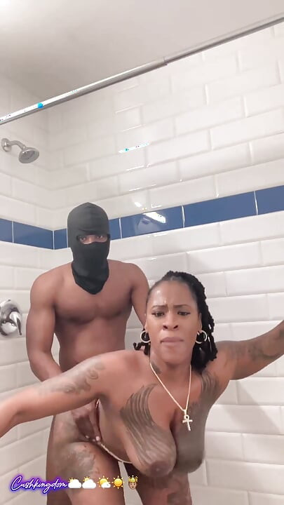 Grande peituda peituda Deusa do sexo é fodida com força no chuveiro!