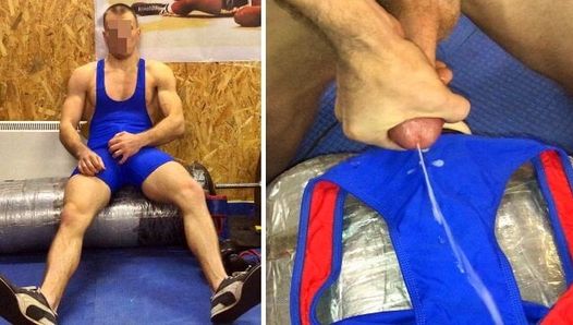 Russische worstelaar in spandex panty's neukt een homo -poesje