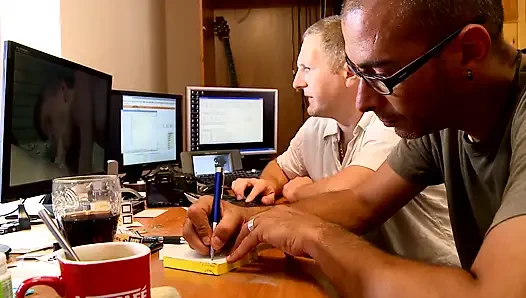 Ngentot sampai memek bocor dan muncrat di toket