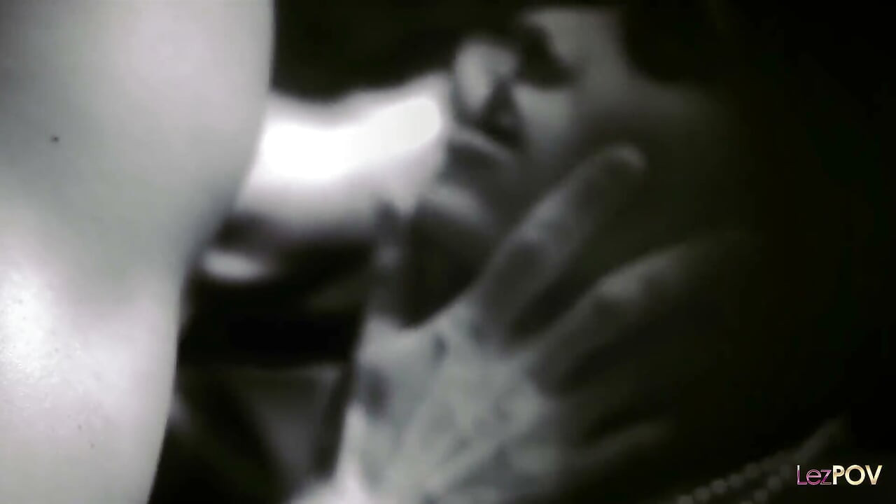Des vêtements de fantaisie sur une fille donneront envie à toutes les lesbiennes d’essayer une pièce rapide