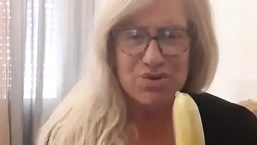 Fina masukin pisang ke dalam memeknya. Cewek sange ini lagi asik masturbasi memeknya sampai dia keenakan!