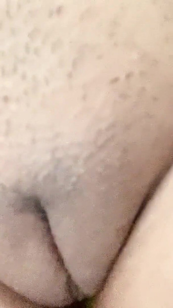 Fesselnder moment von "Sexy college-student rasierte muschi"