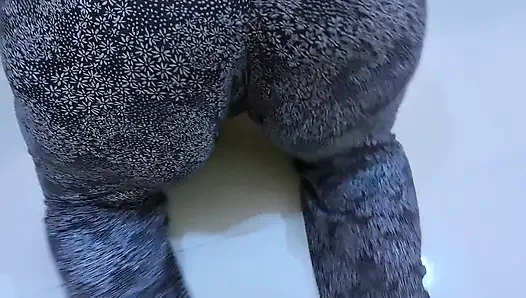 Sie steckte unter dem bett, weil ihr arsch zu groß ist, jetzt will sie analfick von video zuschauern