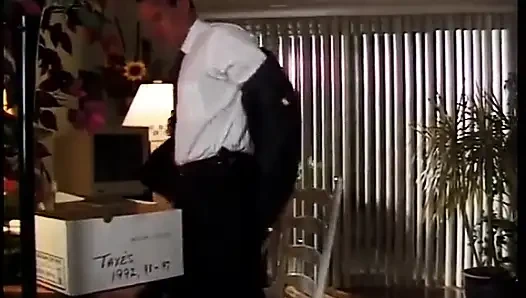 Geile chefin liebt es, junges rothaariges mädchen zu ficken.