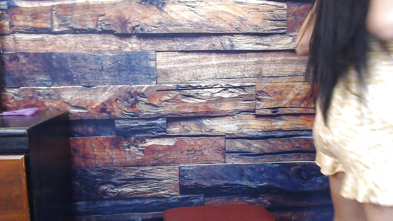 Rasgando terno amarelo de verão