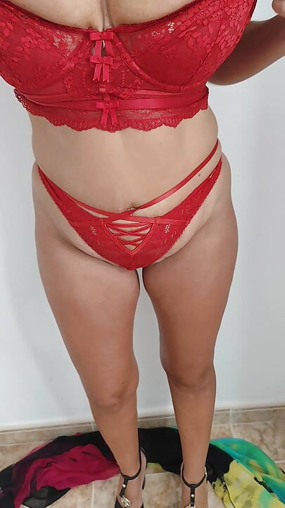 Καυλιάρα Milf στριπτίζ με τεράστια φυσικά βυζιά