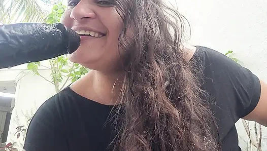 Ей нравится черный член