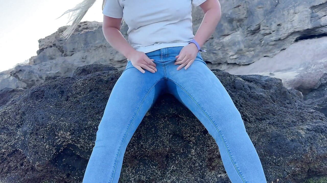 التبول في الجينز الضيق على الشاطئ