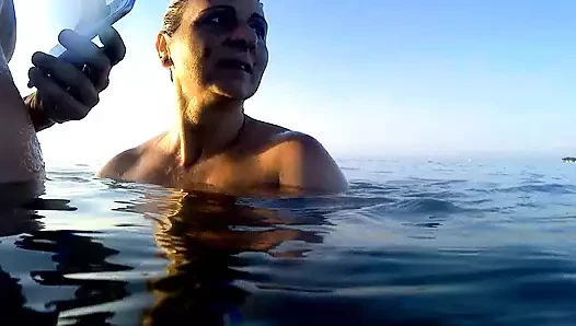 Luna lutscht ihr Mundstück unter Wasser, bevor sie gefickt wird