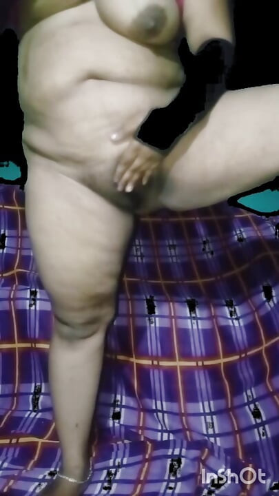 Chudakad bhabhi roj vibration dildo dal ke apni chut ki piyas bhujati hai