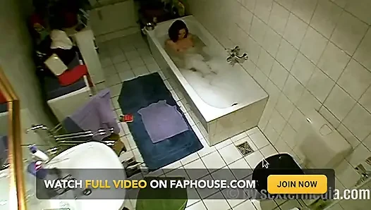 MILF занимается личной гигиеной в ванной