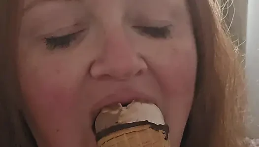Makan es krim bisa sangat seksi