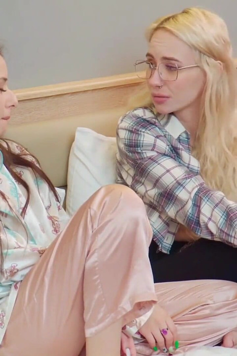 Stepmom teachers her stepdaughter to make love